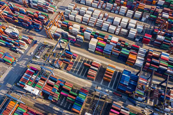 Photo de containers pour illustrer la fonction achats en achats responsables